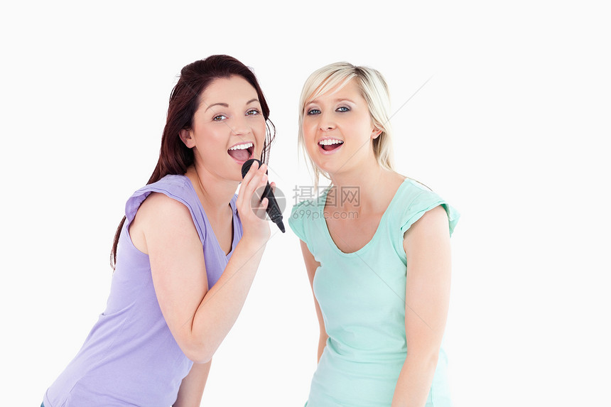 妇女唱卡拉OK图片