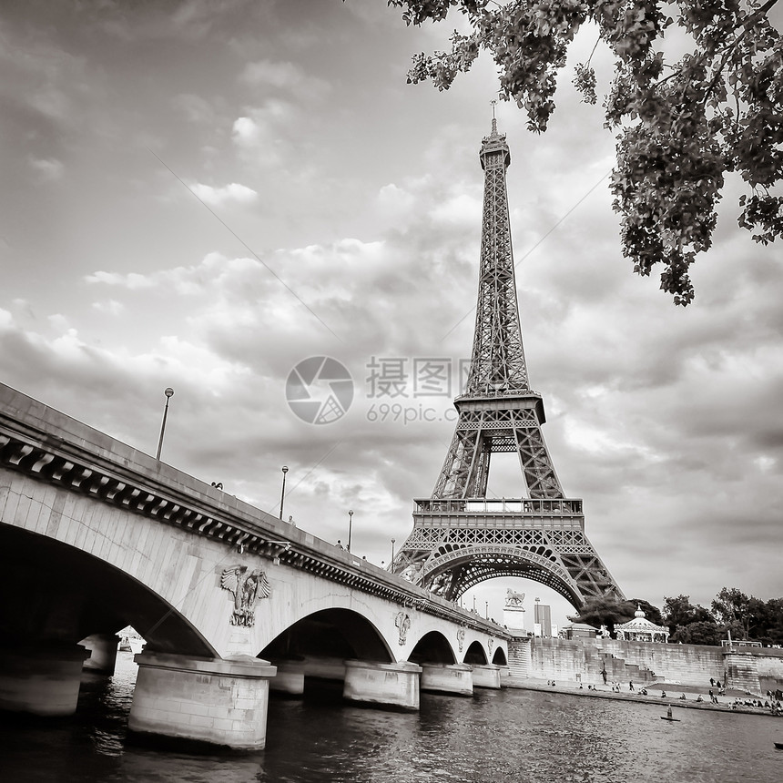 Eiffel塔 单色望面与河流和桥梁地标首都历史性阳光建筑城市访问历史旅行天空图片