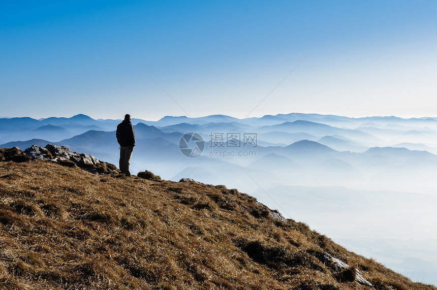 迷雾山上一个人的休眠图片