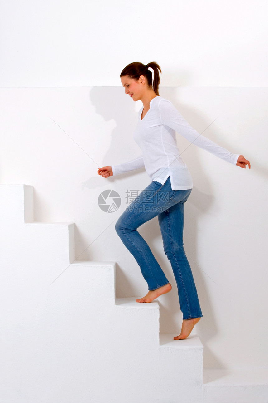 女人爬上楼梯图片
