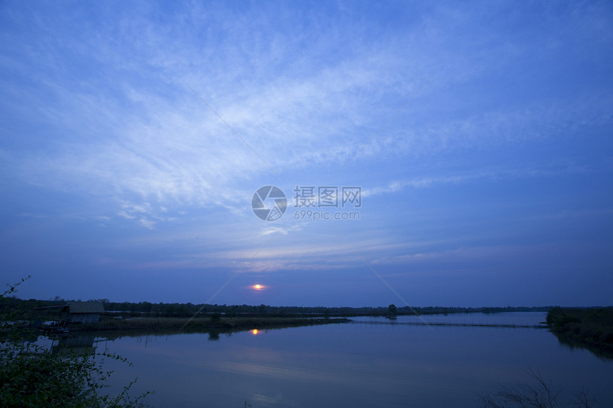 平静的海洋海浪地平线天空场景海面蓝色水面环境天际日落图片