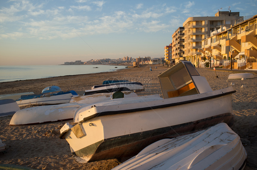 渔船支撑海滩水平海岸图片