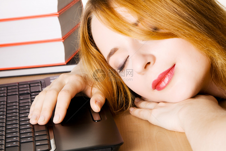 青年妇女在工作场所睡觉的年轻妇女笔记本女孩职场压力工作小时商务女士桌子铅笔图片