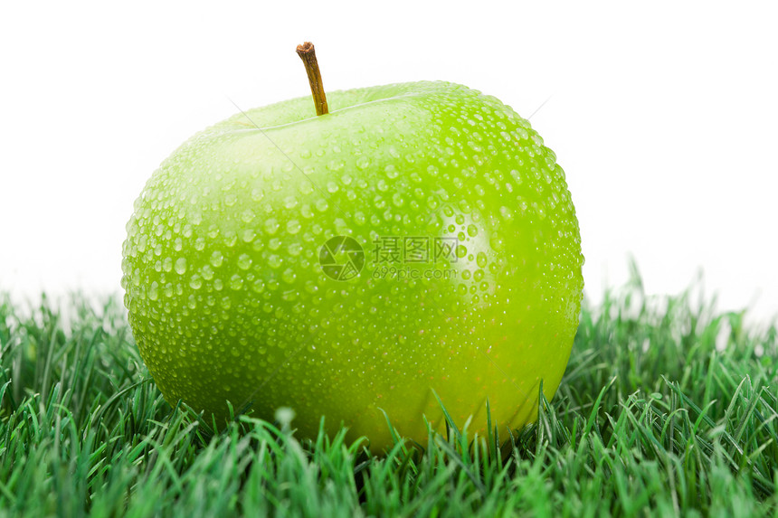 草地上的绿湿苹果饮食小吃香气水果果汁食物市场香味矿物诱惑图片