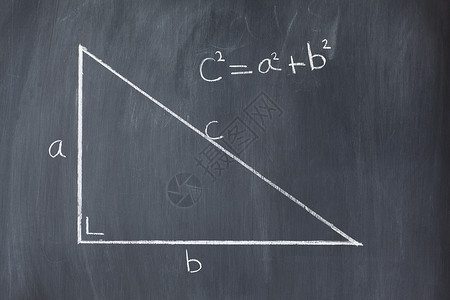 矛盾三角形右三角形 在黑板上配有弹数公式背景