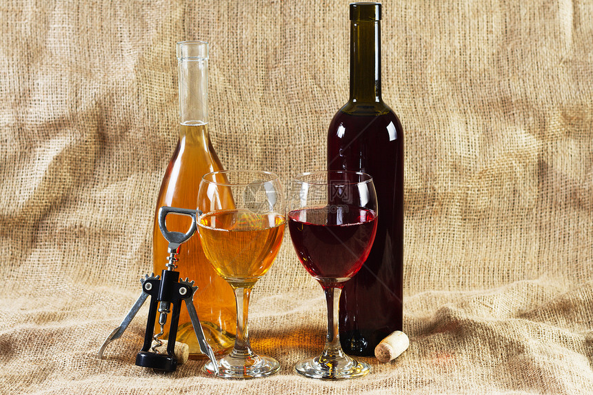 葡萄酒和古老背景的葡萄桌子静物生活解雇玻璃酒杯食物瓶子餐厅产品图片