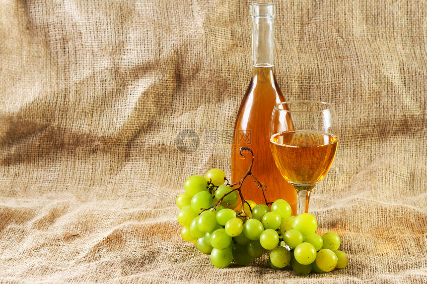 葡萄酒和古老背景的葡萄瓶子产品纺织品玻璃生活脚杯静物饮料藤蔓桌子图片