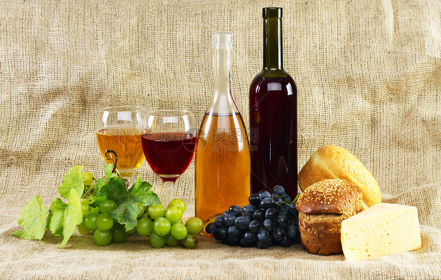 葡萄酒和古老背景的葡萄瓶子材料面包桌子工作室藤蔓饮料酒杯美食产品图片