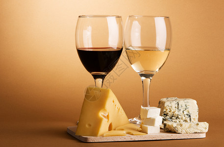 白酒和奶酪死期小吃食物产品庆典美食餐厅藤蔓木板酒杯饮料背景图片