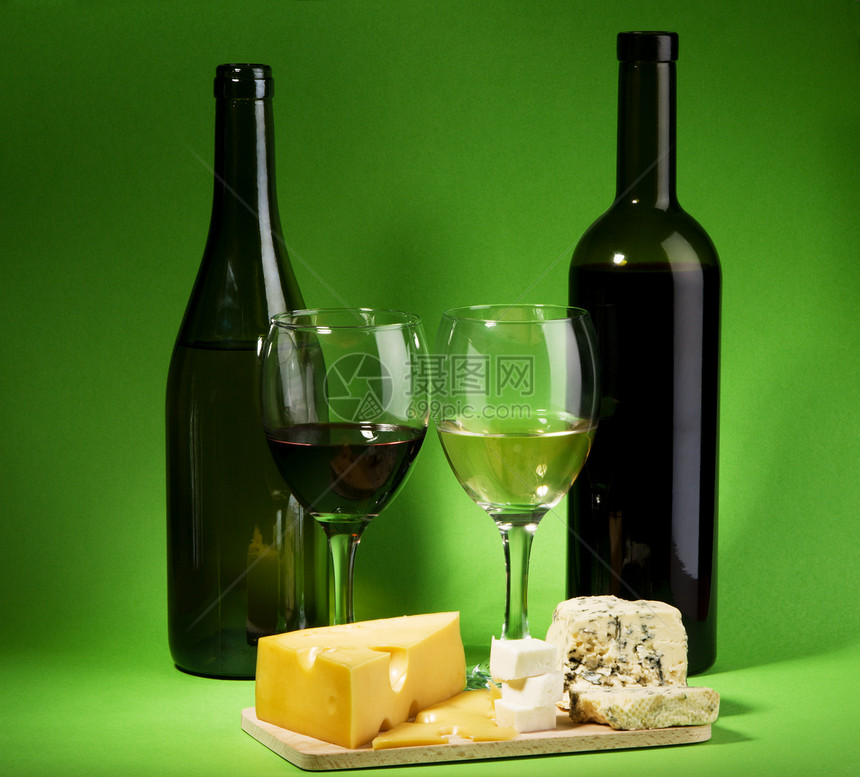 白酒和奶酪死期小吃木板美食桌子酒厂高脚杯食物奢华藤蔓模具图片
