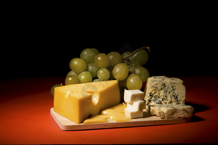 白酒和奶酪死期食物水果藤蔓甜点产品黑色桌子棕色木板美食背景图片