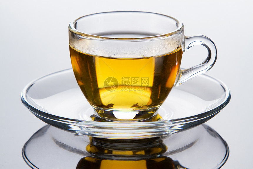 茶杯 有新鲜薄荷叶咖啡店早餐杯子玻璃蓝色飞碟草本植物茶碗食物反射图片