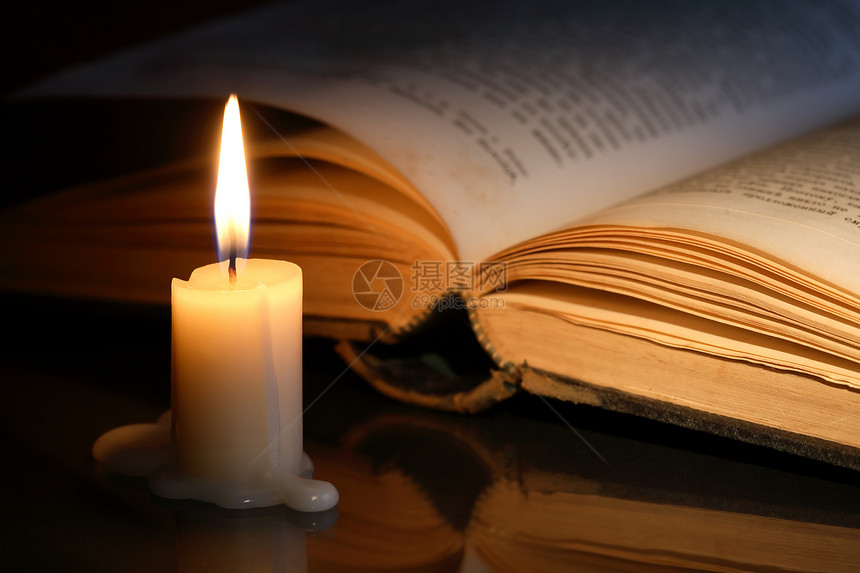书和蜡烛艺术知识静物智慧火焰木头阅读图片