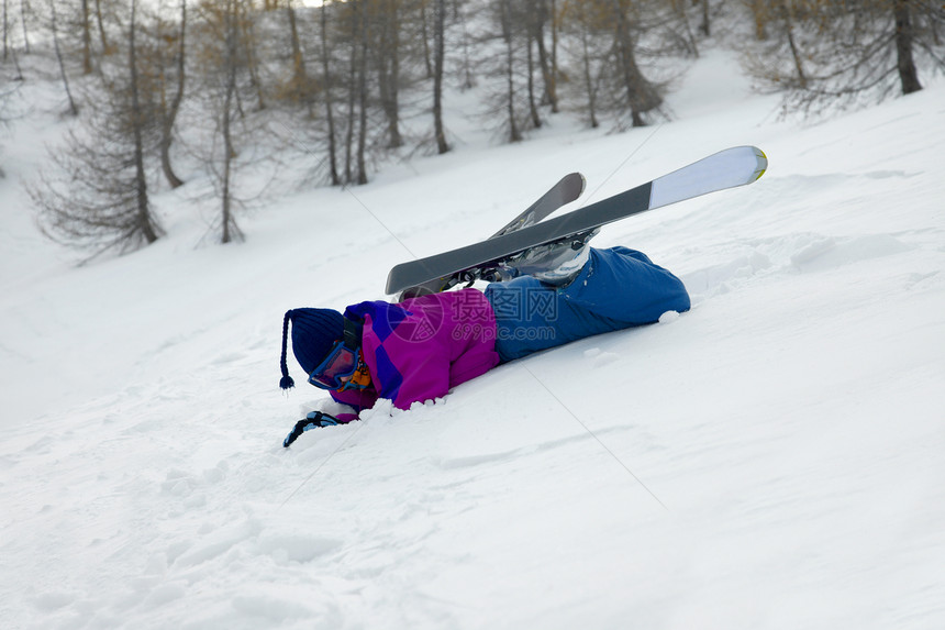 滑雪者自由事故娱乐地形地面越野闲暇女孩冒险青少年图片