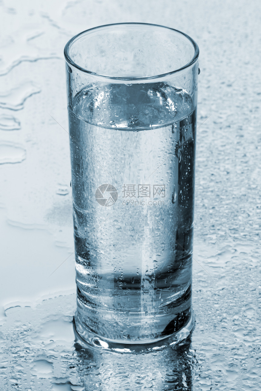 蓝底玻璃杯水反射玻璃白色水晶口渴液体餐具蓝色图片