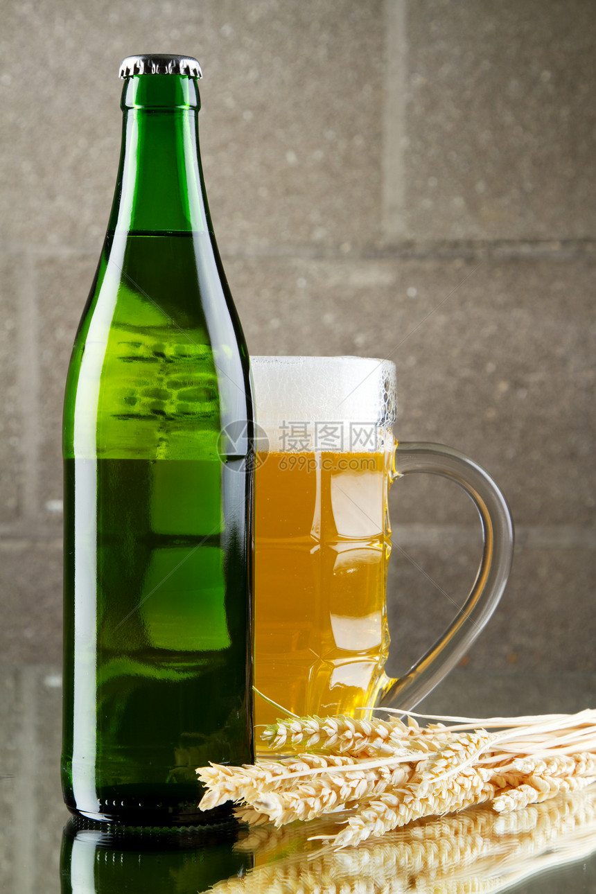 啤酒死生啤酒厂酿造泡沫团体瓶子玻璃静物液体金子反射图片