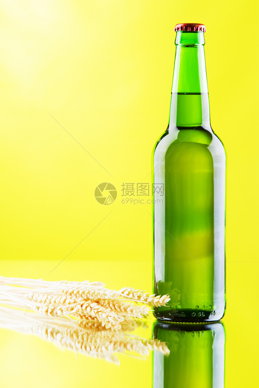 白背景孤立的啤酒杯和酒瓶金子草稿酿造啤酒厂静物泡沫水滴液体玻璃气泡图片