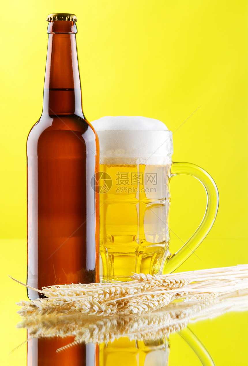 黄色背景的啤酒杯和酒瓶泡沫团体啤酒厂玻璃液体小麦草稿啤酒饮料酿造图片
