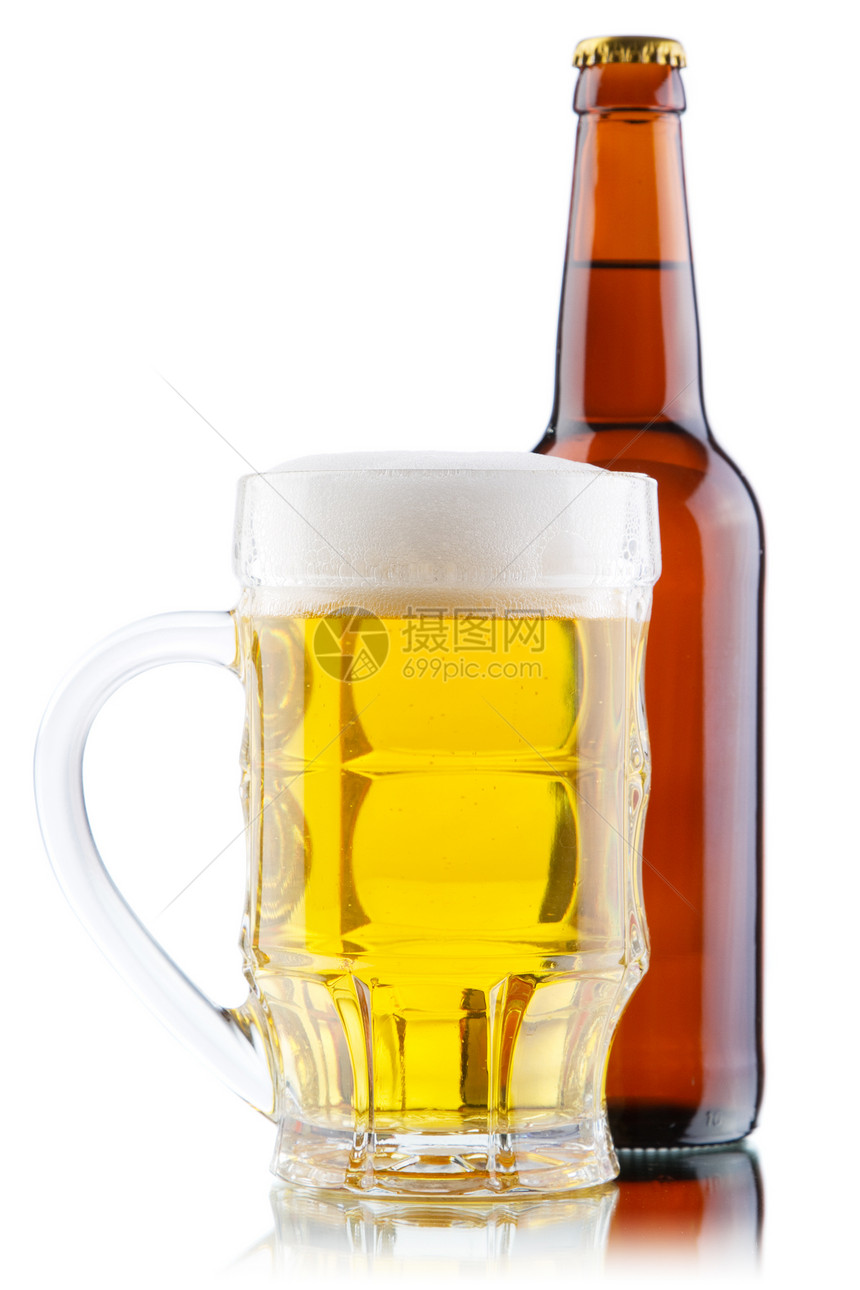 白背景孤立的啤酒杯和酒瓶饮料啤酒白色啤酒厂酒吧玻璃液体团体静物棕色图片