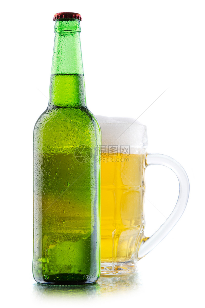 白背景孤立的啤酒杯和酒瓶静物水滴啤酒厂草稿团体酿造金子酒吧饮料液体图片