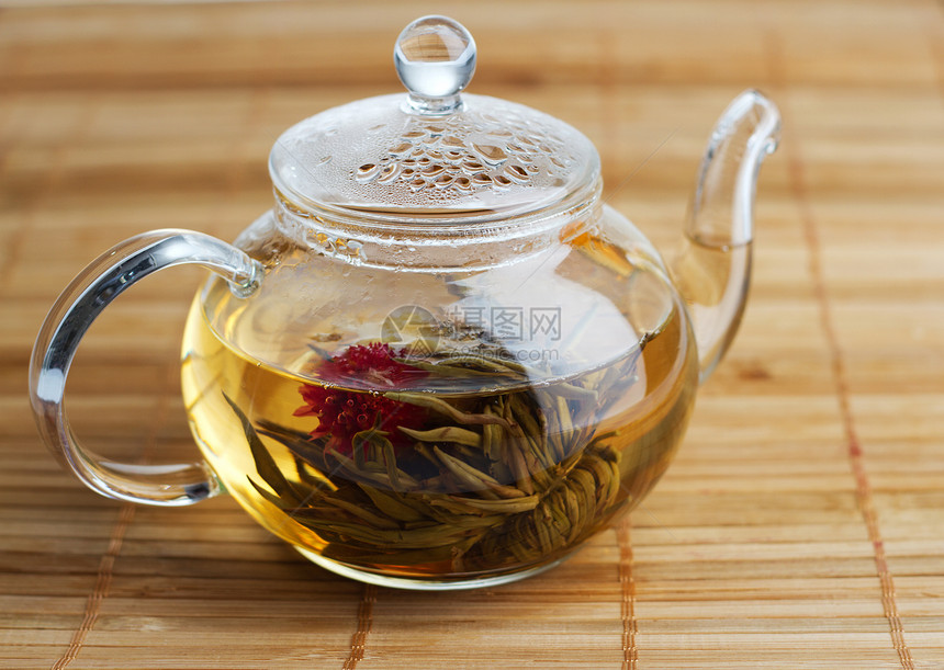 在玻璃茶壶中清茶草本仪式绿色早餐白色花瓣图片