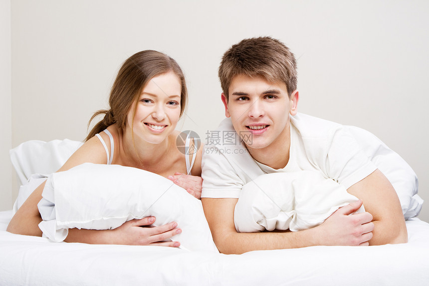 床上的一对漂亮的夫妻妻子女朋友男性家庭女孩卧室性别男朋友男人丈夫图片