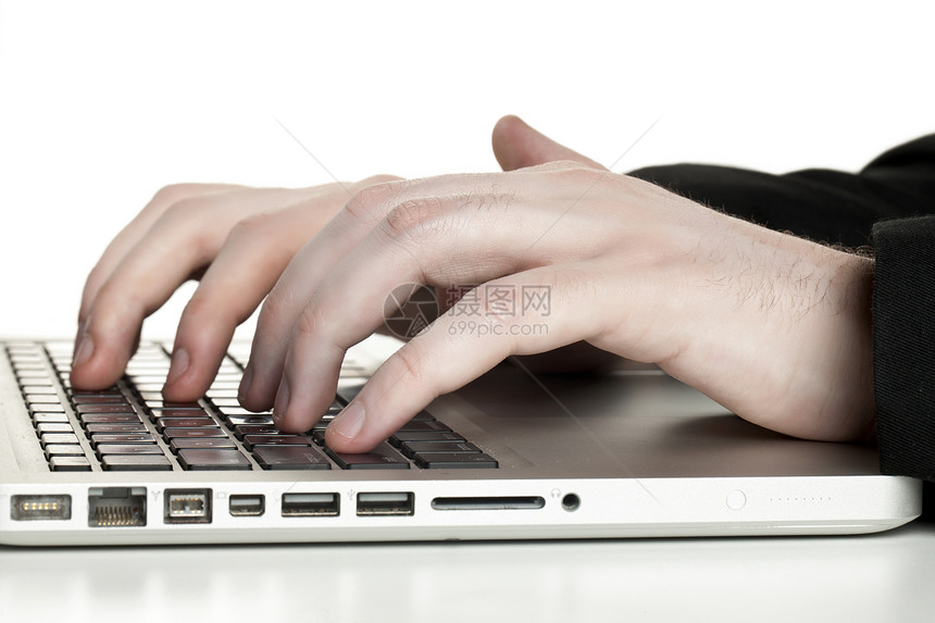 膝上型计算机键盘上的人体手打字图片