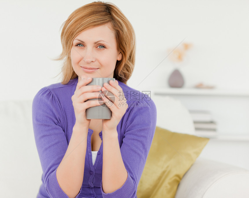 迷人的红头发女人 拿着咖啡喝着一杯咖啡图片
