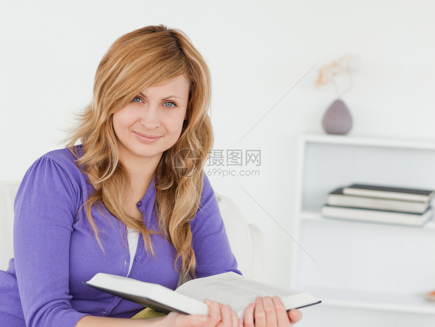 一个美丽的红头发女人的肖像 正在读一本书和波西语图片