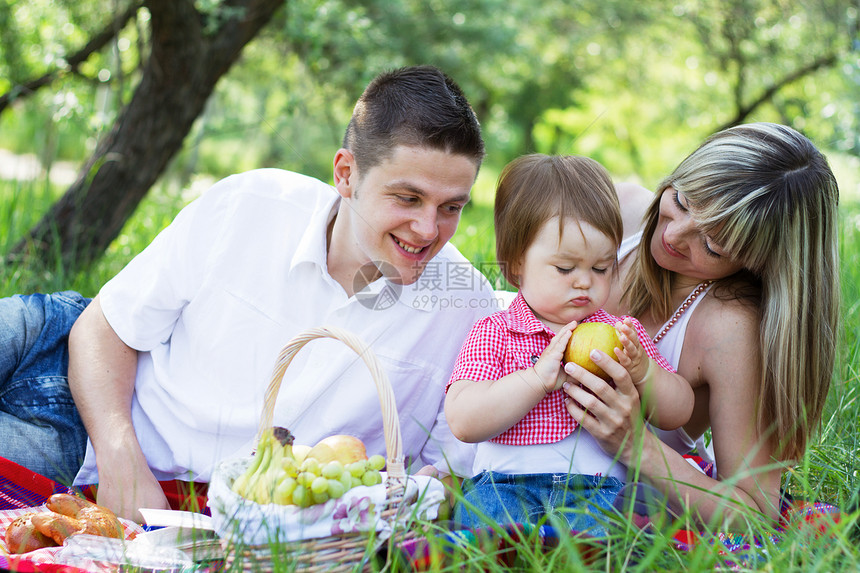 三岁三口的年轻家庭野餐公园男人篮子幸福父亲婴儿女士乐趣食物爸爸图片