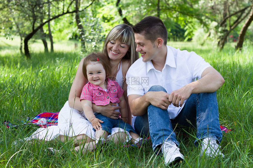三岁三口的年轻家庭野餐女性父母女孩爸爸童年公园闲暇婴儿父亲夫妻图片