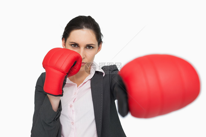 穿着红色手套打拳的重身妇女图片