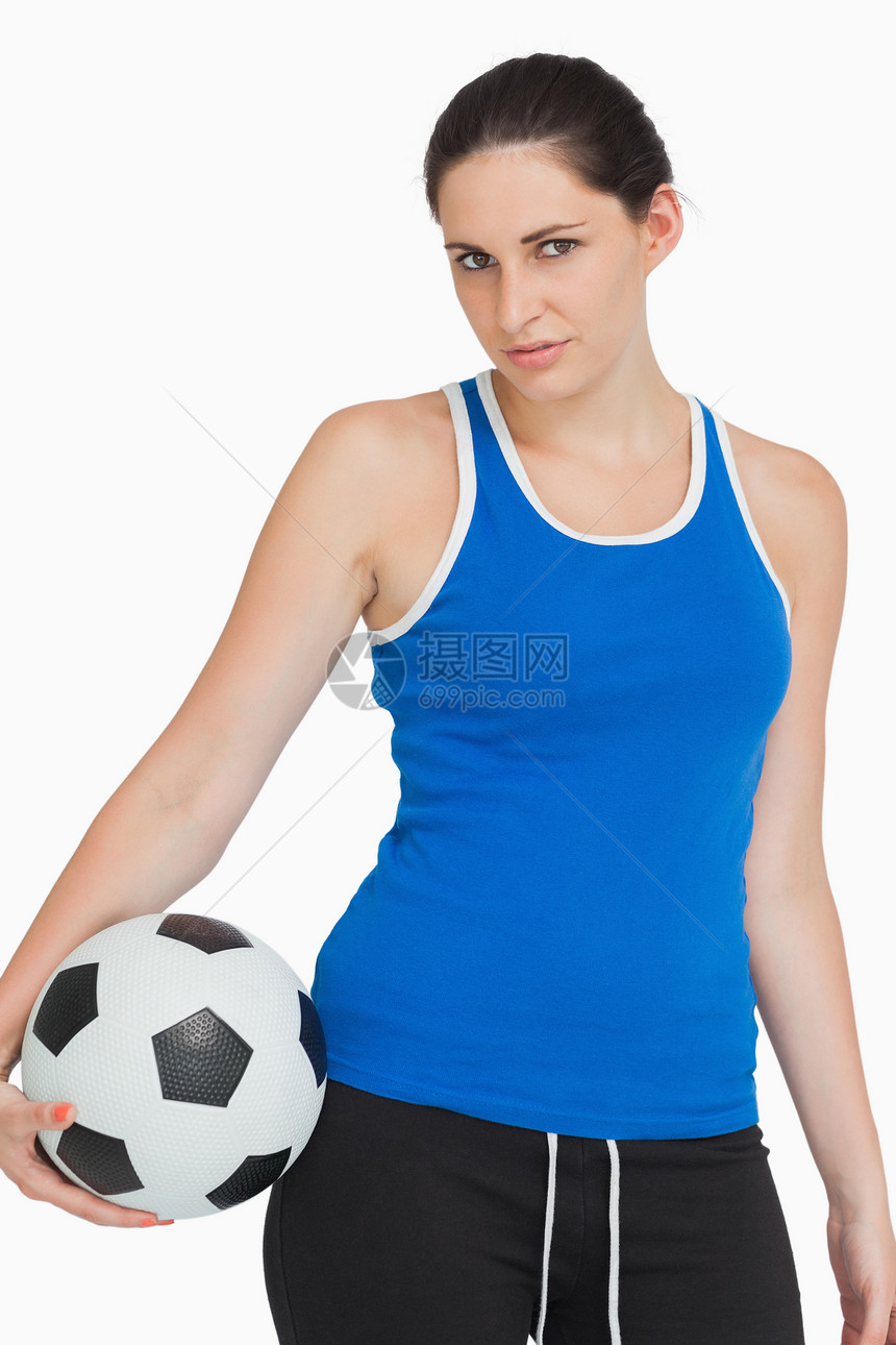 拥有足球球的女运动员蓝色眼睛深色黑眼睛女士棕色头发卫衣运动服乐趣图片