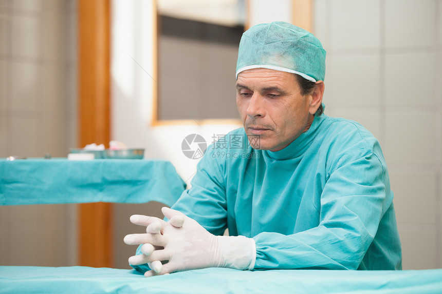 医院深思熟虑的外科医生操作悲哀疾病留恋截肢卫生制服保健悲伤手术室图片