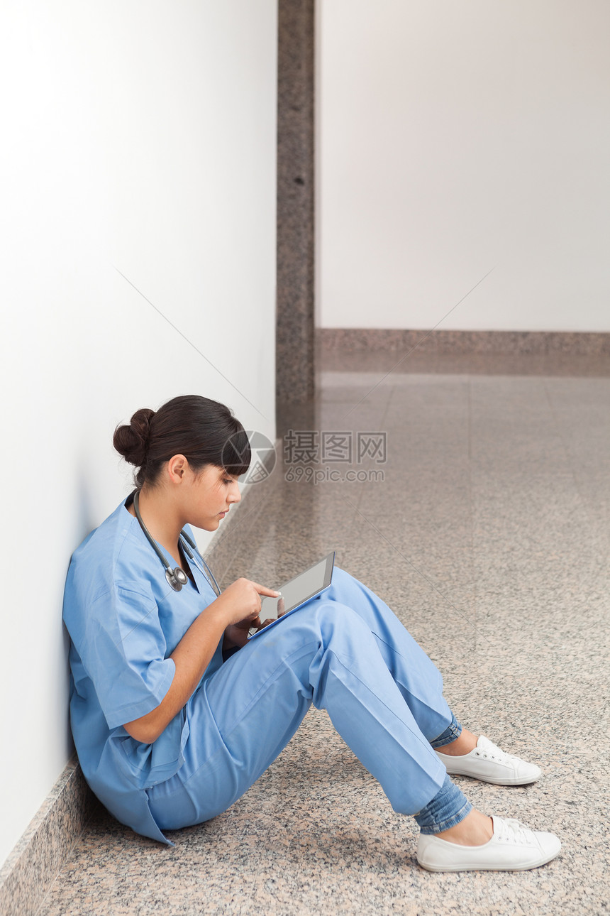 使用计算机平板板板的护士图片