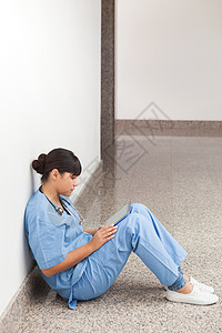 坐在地上看档案的护士背景图片