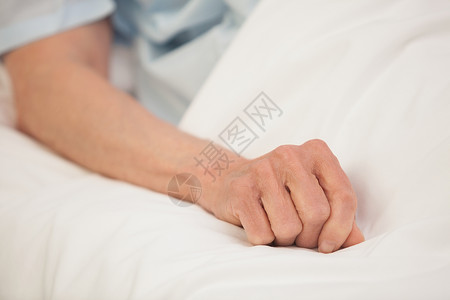 老年人在医院床上的手臂背景图片