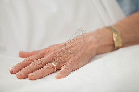 密切关注带金首饰的老妇人之手背景