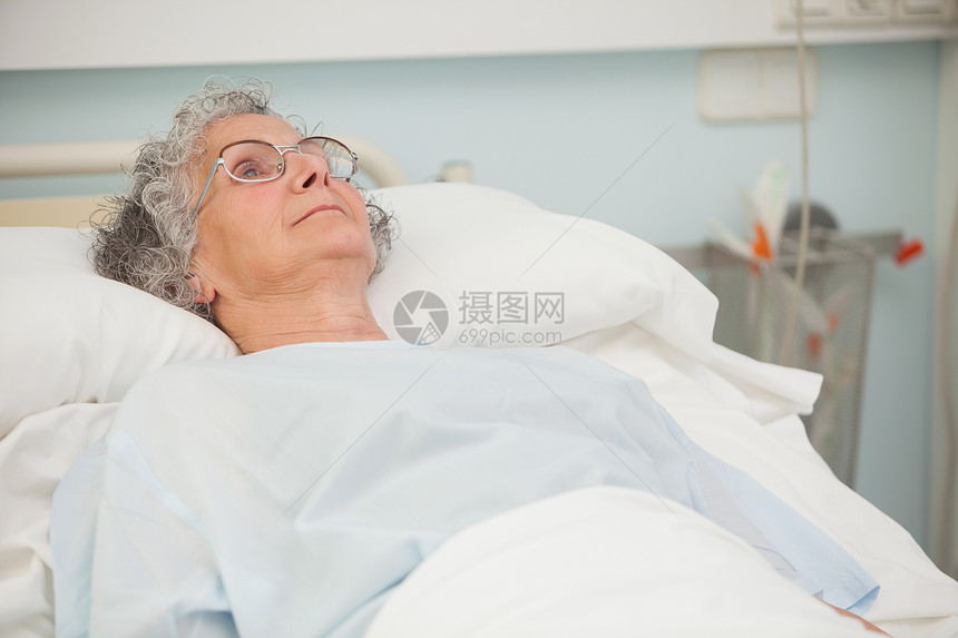 躺在医院床上的老年妇女图片