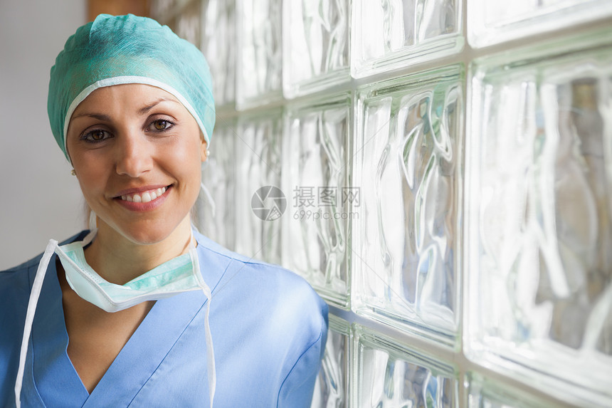 护士身戴外科帽子 靠在玻璃墙上图片