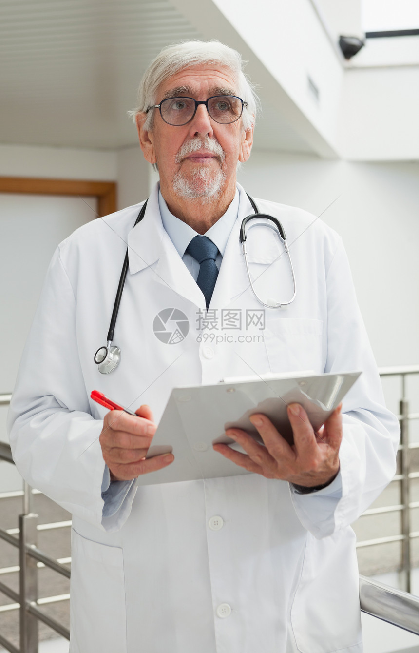 医生持有文件医疗从业者窗户走廊磨砂膏帮助职场男性领带病房图片