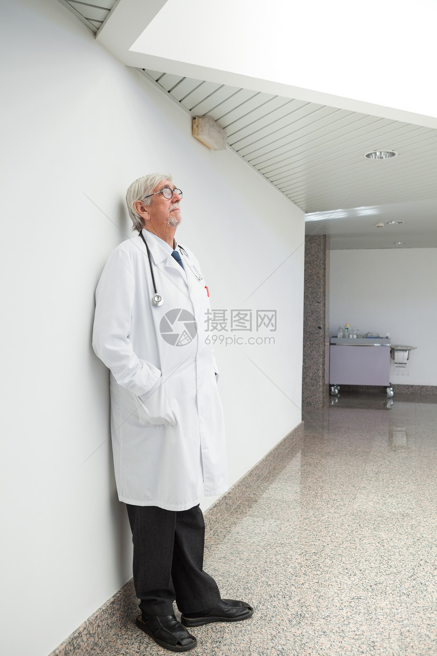 医生靠在墙上医院桌子职场男人卫生磨砂膏倾斜诊所专家走廊图片