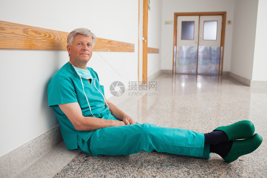 坐在地板上微笑的医生图片