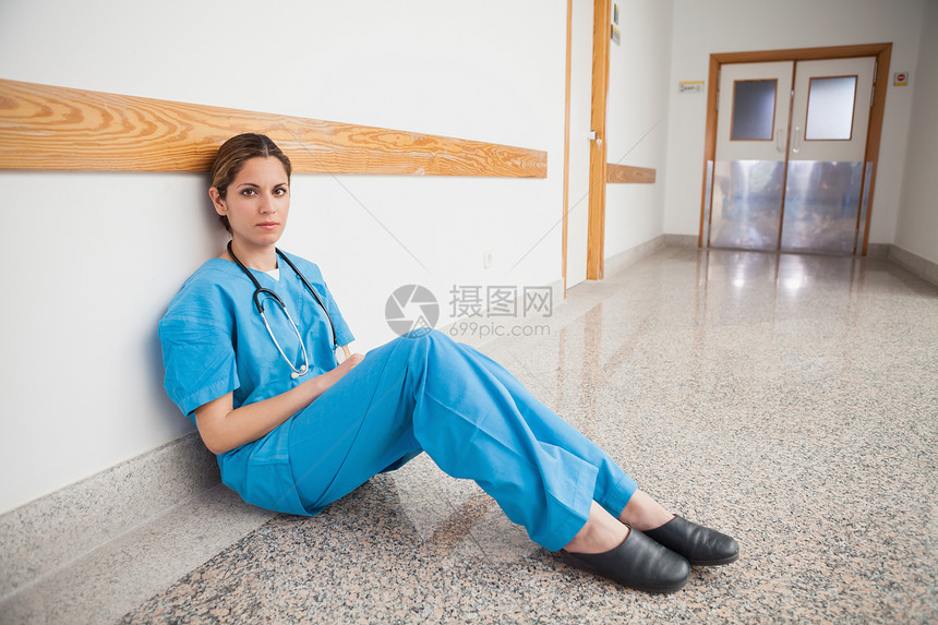 护士坐在地板上医疗操作从业者手术帽职场女性手术服务制服医院图片
