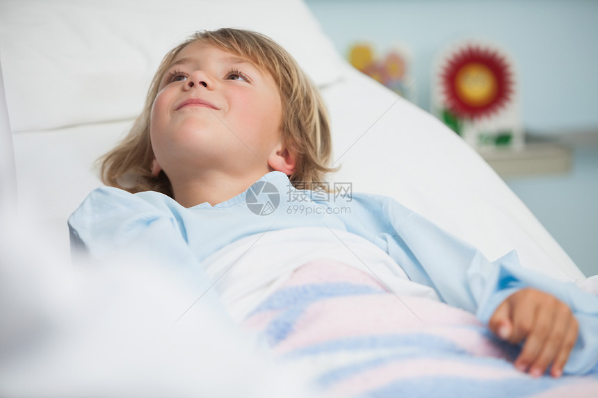 男孩躺在医院的床上图片