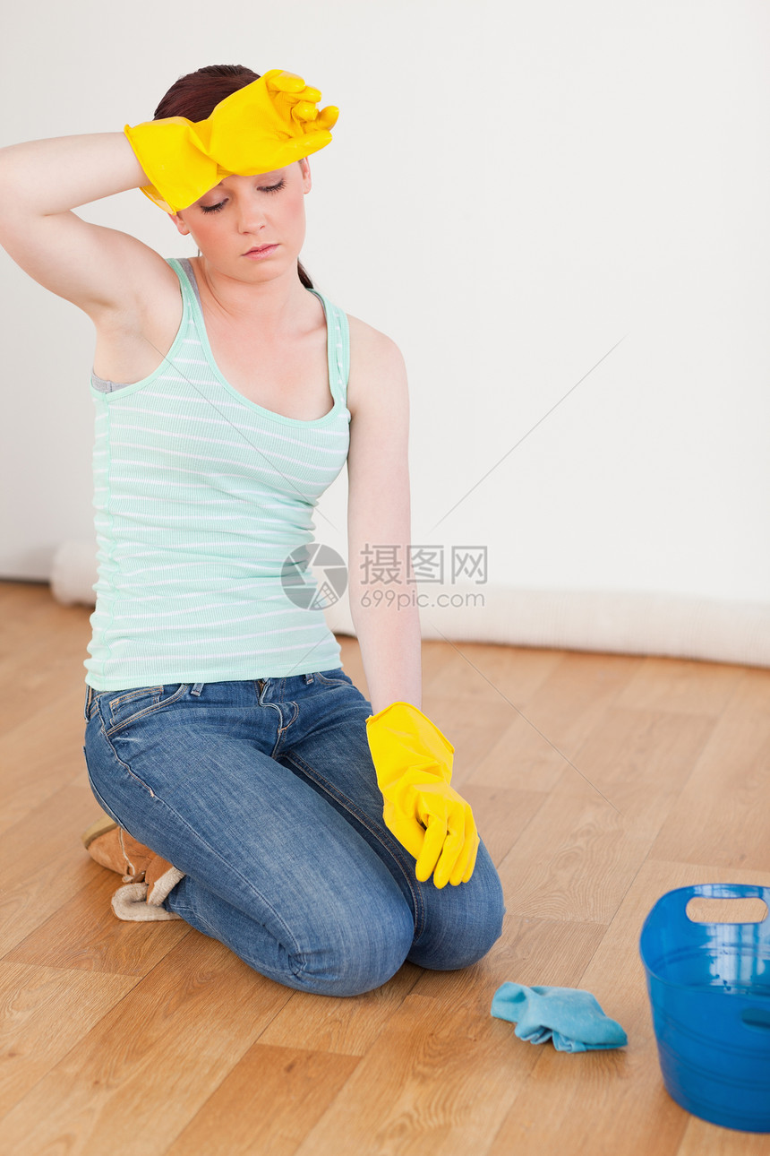 有吸引力的红头发女人在清理瓶子时 休息一下图片