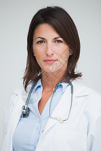 女医生的肖像专家服务从业者关爱制服女性女士磨砂膏药品专注背景图片