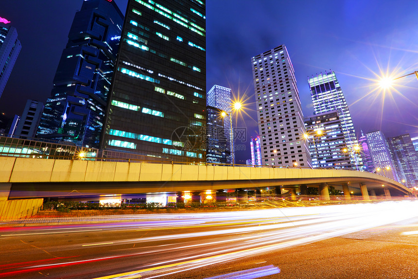 夜间城市交通 夜间汽车办公室天空商业金融艺术蓝色场景市中心建筑图片