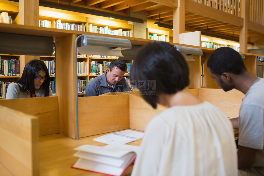 学生人数笔记本女士男性走廊科学文学大厅知识大学家庭作业图片
