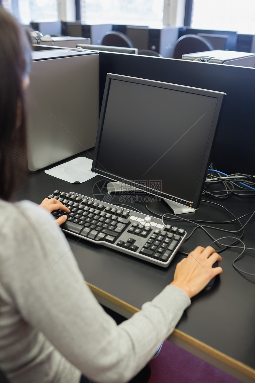 从事计算机工作的妇女大学学习课堂互联网生意人教育电脑桌子班级棕色图片